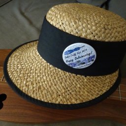 Summer hat with badge_web gro&szlig;.JPG
