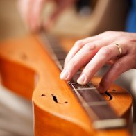 Dan Evans playinmg dulcimer fingerstyle 