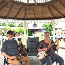 playing-farmers-market-2017.jpg