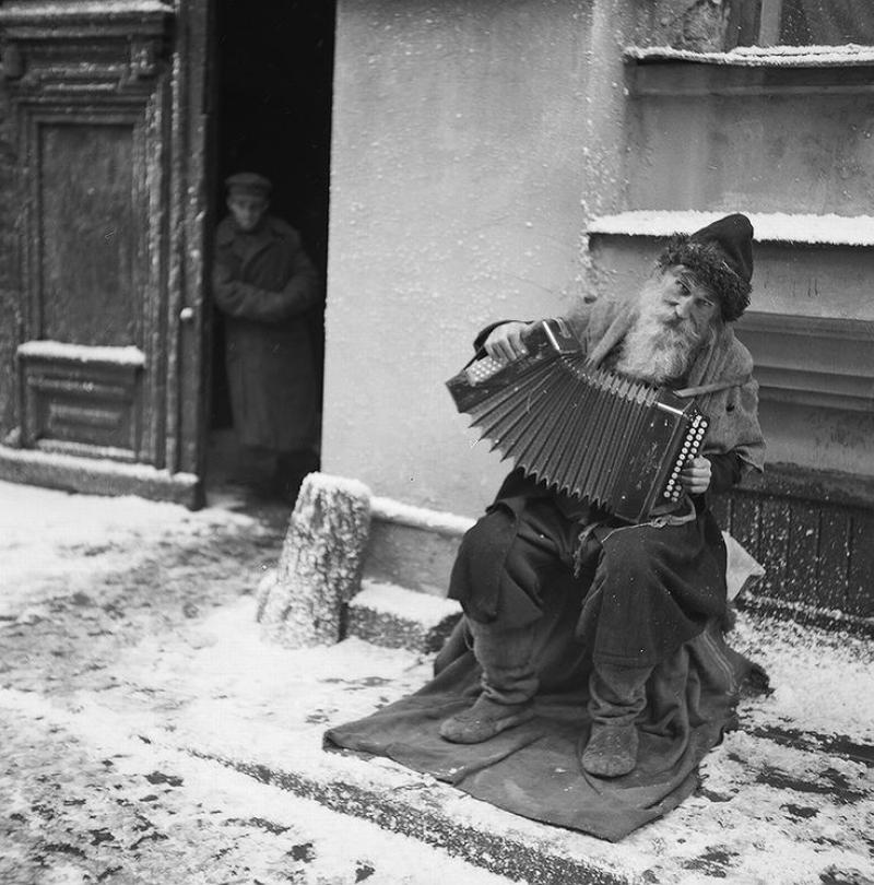 accordion man snowy.jpg